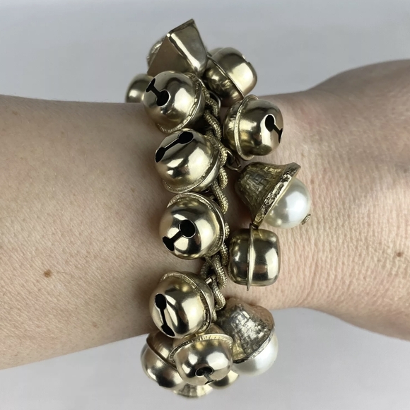 VTG JINGLE BELL COW BELL & FAUX PEARLS CHA CHA BRACELET - Picture 2 of 7